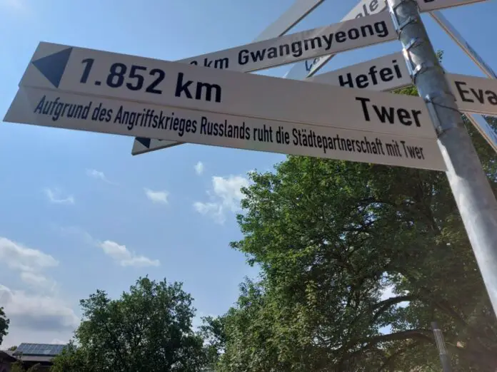 Am Platz der Städtefreundschaften wird über das Ruhen der Städtefreundschaft zwischen Twer und Osnabrück aufgeklärt. / Foto: Dayan Am Platz der Städtefreundschaften wird über das Ruhen der Städtefreundschaft zwischen Twer und Osnabrück aufgeklärt. / Foto: Dayan