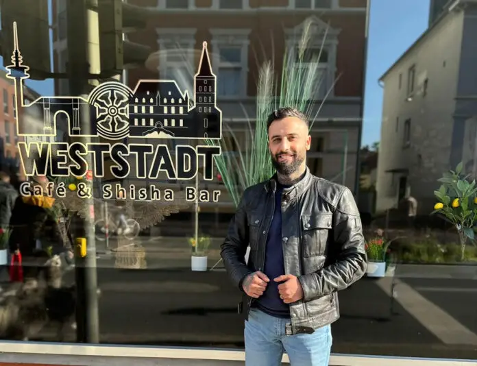 weststadt Sait Akyüz vor der Shisha-Bar 'Weststadt Café'