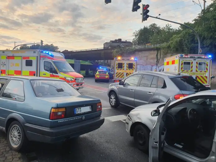 Vier Autos bei Zusammenstoß beschädigt, mehrere Menschen verletzt