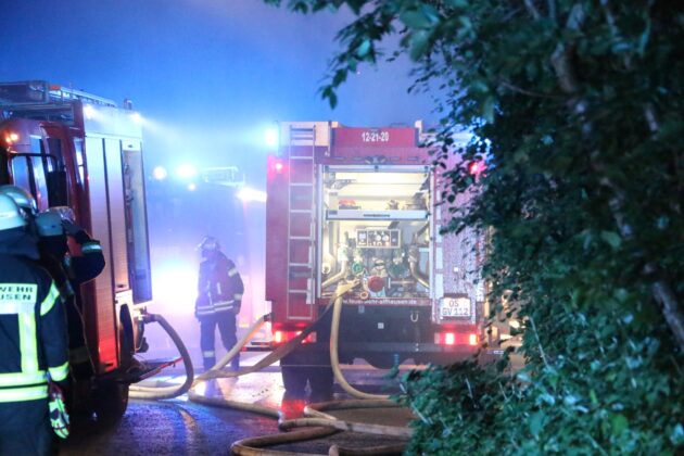 Scheune brennt in Rieste lichterloh, Feuerwehr verhindert Übergreifen auf Wohnhaus