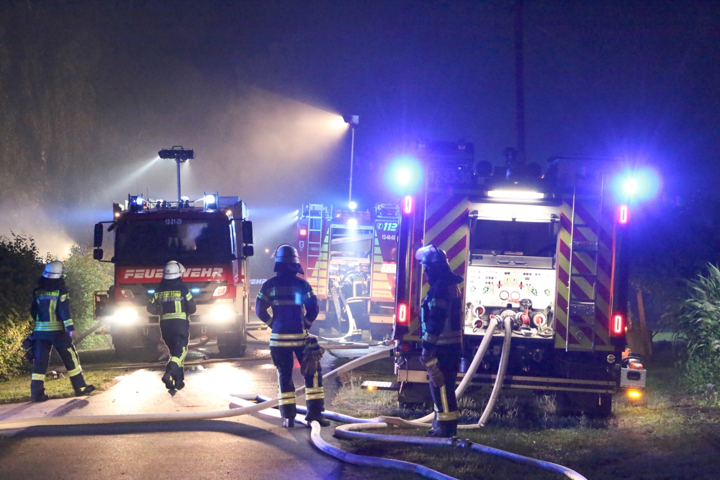 Scheune brennt in Rieste lichterloh, Feuerwehr verhindert Übergreifen auf Wohnhaus
