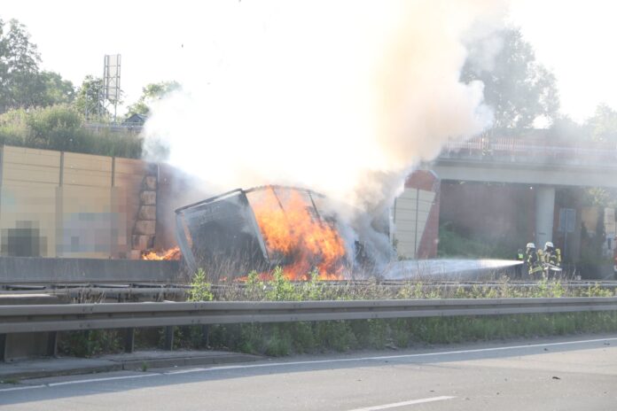 Kilometerlange Staus wegen LKW-Brand auf der Autobahn A30