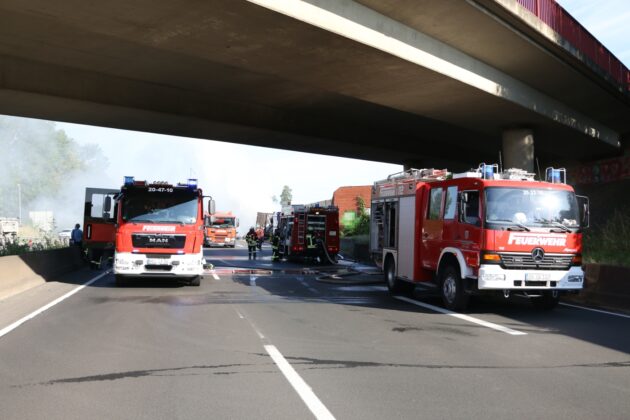 Kilometerlange Staus wegen LKW-Brand auf der Autobahn A30