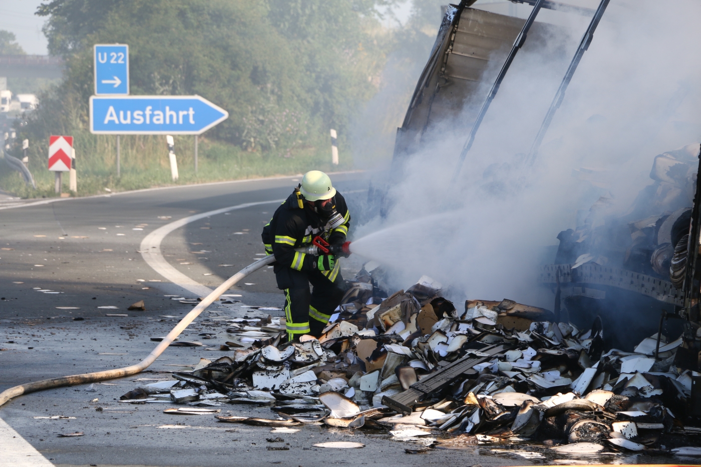 Kilometerlange Staus wegen LKW-Brand auf der Autobahn A30
