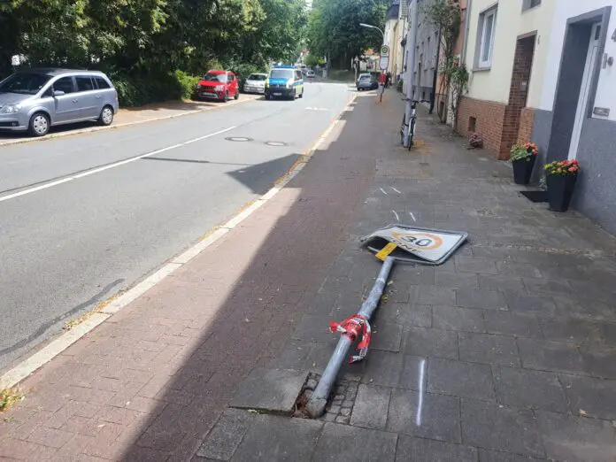 PKW und Fahrrad stoßen zusammen, Radfahrer verletzt