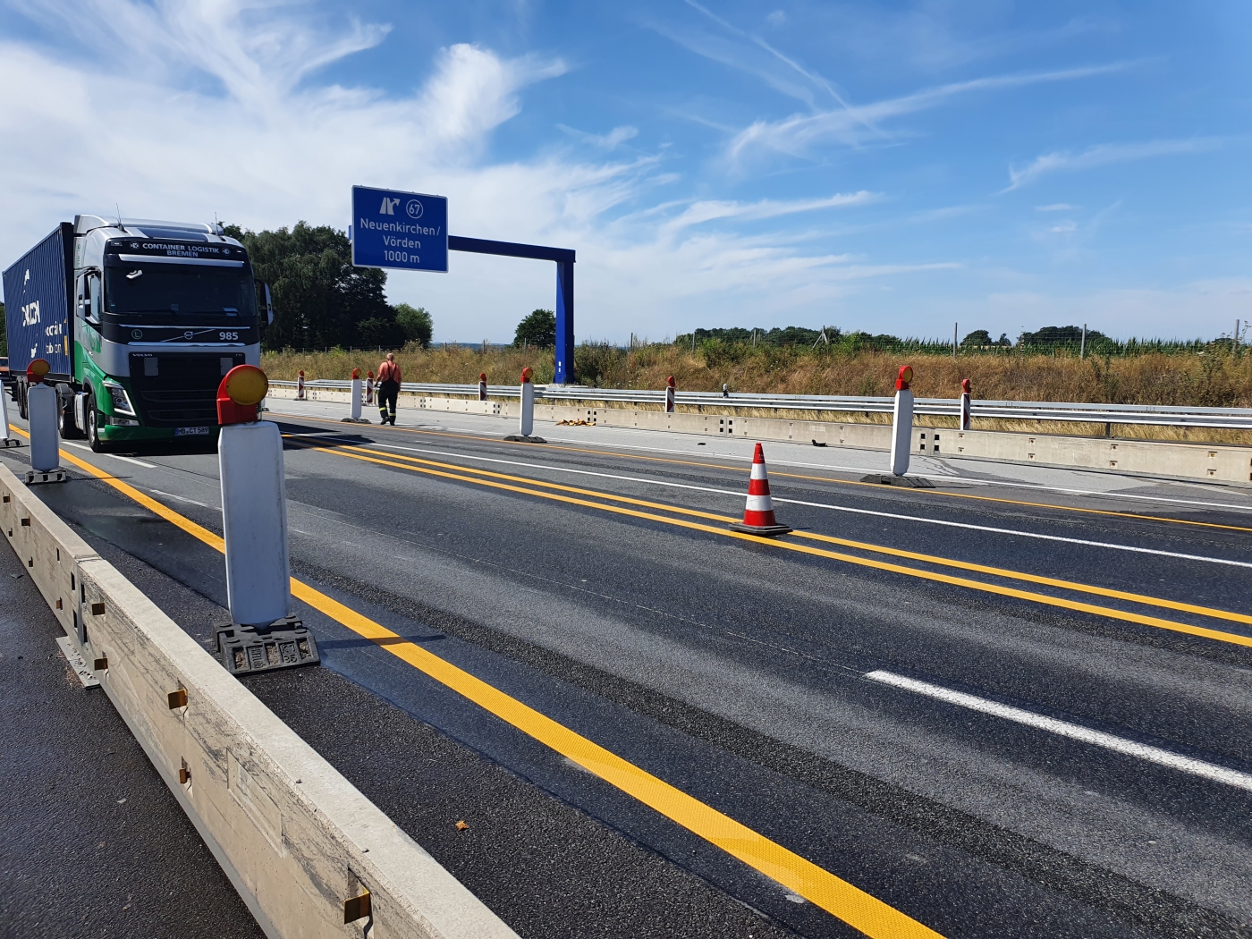 Rutschige Fahrbahn und Vollsperrung auf Autobahn A1 wegen Schlachtabfällen