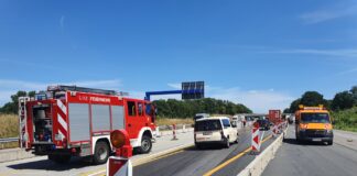 Rutschige Fahrbahn und Vollsperrung auf Autobahn A1 wegen Schlachtabfällen