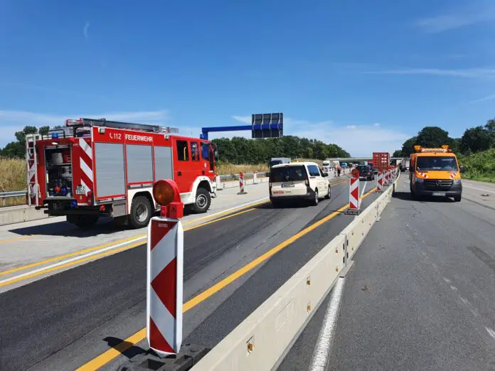 Rutschige Fahrbahn und Vollsperrung auf Autobahn A1 wegen Schlachtabfällen
