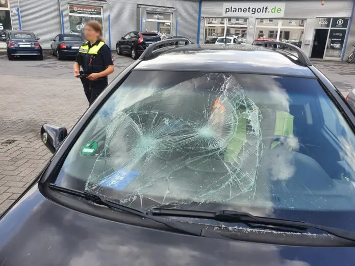 Fahrrad-Rowdy stößt mit PKW zusammen