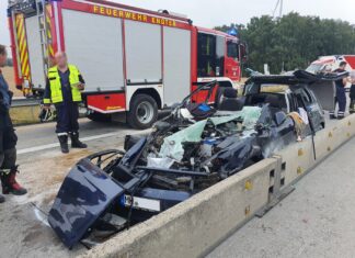 Schwerer Unfall auf der Autobahn A1, PKW-Fahrer eingeklemmt. Verkehrsteilnehmer filmen mit Handy