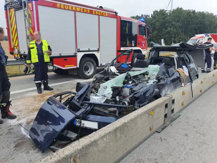 Schwerer Unfall auf der Autobahn A1, PKW-Fahrer eingeklemmt. Verkehrsteilnehmer filmen mit Handy