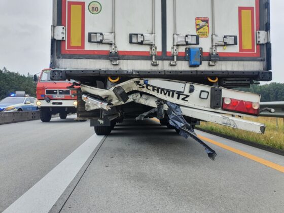 Schwerer Unfall auf der Autobahn A1, PKW-Fahrer eingeklemmt. Verkehrsteilnehmer filmen mit Handy