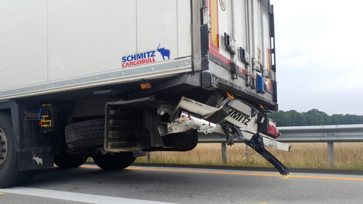 Schwerer Unfall auf der Autobahn A1, PKW-Fahrer eingeklemmt. Verkehrsteilnehmer filmen mit Handy