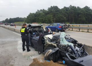 Schwerer Unfall auf der Autobahn A1, PKW-Fahrer eingeklemmt. Verkehrsteilnehmer filmen mit Handy
