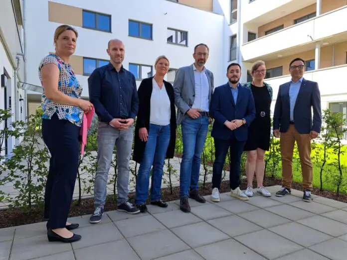 Der Osnabrücker Bundestagsabgeordnete Manuel Gava (3.v.r.) zu Besuch bei den WiO-Wohnhöfen in der Großen Eversheide. Mit dabei u.a. die WiO-Aufsichtsratsvorsitzende Susanne Hambürger dos Reis (3.v.l.) sowie die WiO-Geschäftsführer Holger Clodius (4.v.l.) und Wigand Maethner (ganz rechts). / © Stadtwerke Osnabrück (Marco Hörmeyer)