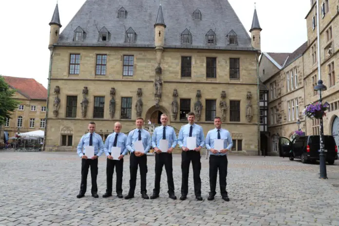 Mit Schwung starten (von links) Julian Ostendorf, Jan Philipp Dieckmann, Tim Dreyer, Lukas Osterbrink, Maximilian Maue und Rafael Wellhöner in ihre Ausbildung zum Brandmeister. / Foto: Simon Vonstein (Stadt Osnabrück)