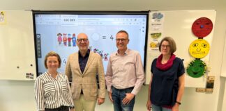 (v.l.) Kerstin Heidker (Schulleiterin der Bernhard-Overberg-Schule), Erster Stadtrat Wolfgang Beckermann sowie Christian Fromme und Christiane Ohme vom Fachbereich Bildung, Schule und Sport, haben in der Grundschule gezeigt, dass mit den Fördermitteln unter anderem digitale Tafeln und weitere Geräte für den Schulunterricht angeschafft werden konnten. / © Stadt Osnabrück, Nina Hos