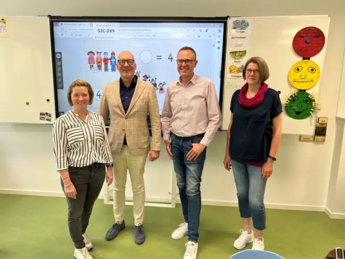 (v.l.) Kerstin Heidker (Schulleiterin der Bernhard-Overberg-Schule), Erster Stadtrat Wolfgang Beckermann sowie Christian Fromme und Christiane Ohme vom Fachbereich Bildung, Schule und Sport, haben in der Grundschule gezeigt, dass mit den Fördermitteln unter anderem digitale Tafeln und weitere Geräte für den Schulunterricht angeschafft werden konnten. / © Stadt Osnabrück, Nina Hos