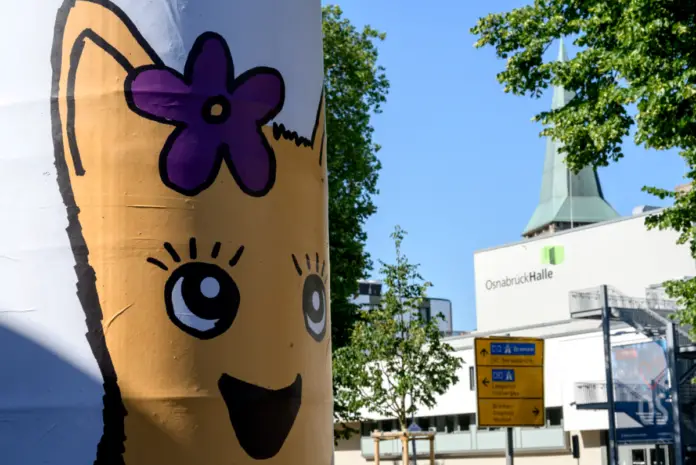 Litfaßsäule gestaltet von: Jens Raddatz, Schlosswall/Schnatgang / © Hermann Pentermann