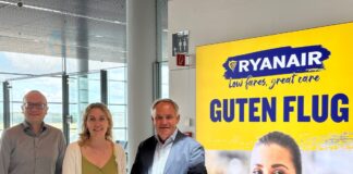 (von links) Matthias Richter (Manager Aviation Marketing, FMO), Annika Ledeboer (Ryanair Country Managerin DACH & Nordics), Prof. Dr. Rainer Schwarz (Geschäftsführer FMO) freuen sich über den Meilenstein. / Foto: Ryanair