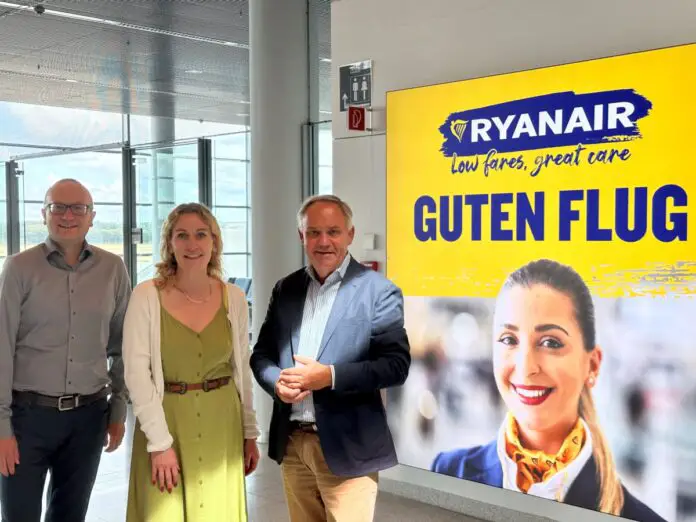 (von links) Matthias Richter (Manager Aviation Marketing, FMO), Annika Ledeboer (Ryanair Country Managerin DACH & Nordics), Prof. Dr. Rainer Schwarz (Geschäftsführer FMO) freuen sich über den Meilenstein. / Foto: Ryanair