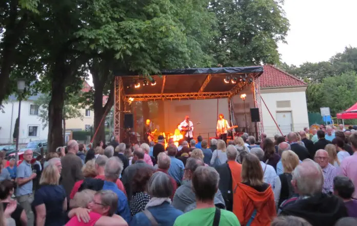 Livemusik im Mädchenviertel. / Foto: privat