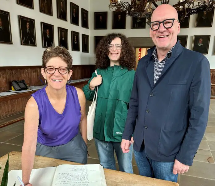 Leslie und Bruno Mayro besuchen den Friedenssaal. / Foto: Arne Köhler