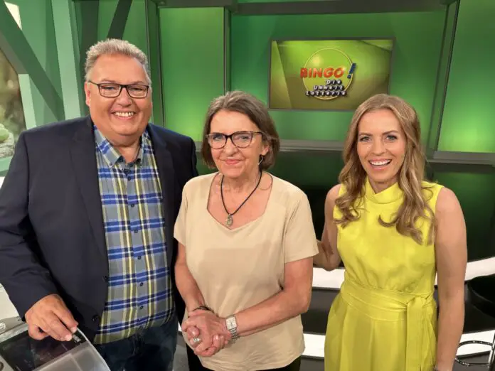 Gewinnerin Christa (mitte) mit den Moderatoren Michael Thürnau und Jule Gölsdorf. / Foto: NDR