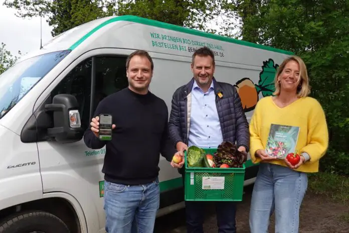 Gemüsegärtnerchefs Rene Belker (links) und Sarah Karow-Lodter stellten Axel Kolhosser vom WIGOS-UnternehmensService die anstehenden Pläne vor. / Foto: Sandra Joachim-Meyer