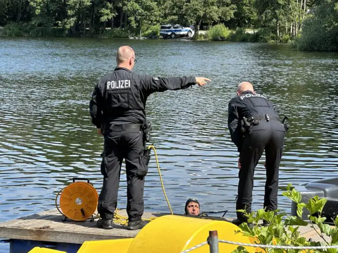 Polizeitaucher im Rubbenbruchsee.