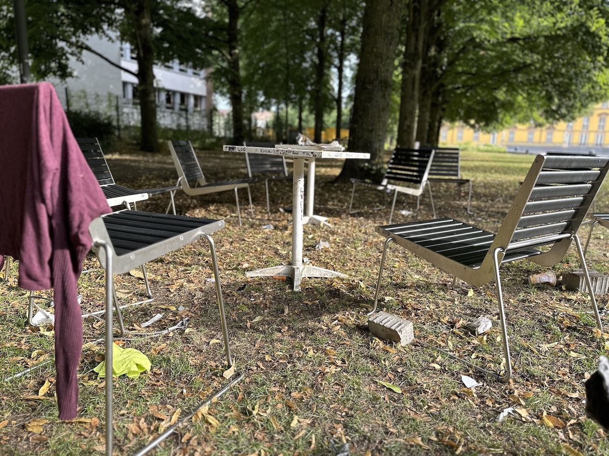 Designerstühle und Müll im Osnabrücker Schlossgarten