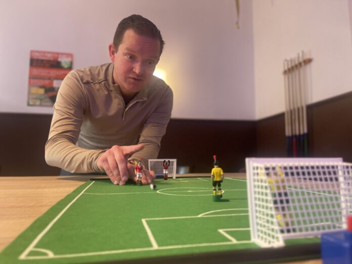 Markus Kemper, Inhaber der Johannisbierstube, übt sich schon mal im Kickern. / Foto: Christian Schäfer