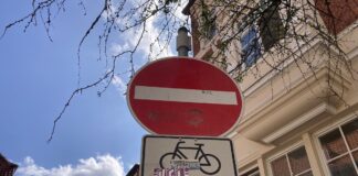 Schilder mit Aufklebern in der Altstadt / Foto: Schulte