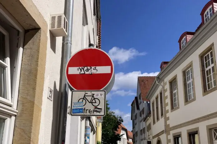 Wir mussten gar nicht weit gehen - selbst in der Altstadt sind etliche Schilder beschmiert oder beklebt. / Foto: Schulte