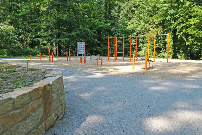 Im Kasinopark haben die Sportgeräte nun einen festen Standort gefunden. / Foto: Stadt Georgsmarienhütte Im Kasinopark haben die Sportgeräte nun einen festen Standort gefunden. / Foto: Stadt Georgsmarienhütte