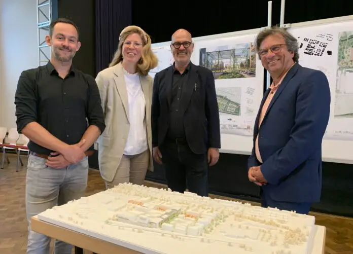 Einstimmig fiel die Entscheidung für den Entwurf der Architektenteams von Astoc aus Köln und Greenbox aus Osnabrück, hier präsentiert von Einstimmig fiel die Entscheidung für den Entwurf der Architektenteams von Astoc aus Köln und Greenbox aus Osnabrück. Hier wird er präsentiert von (von links) David Theidel (Greenbox), GMHütte-Geschäftsführerin Anne-Marie Großmann , dem Juryvorsitzenden Jörg Aldinger und Stadtbaurat Frank Otte. / Foto: Guss