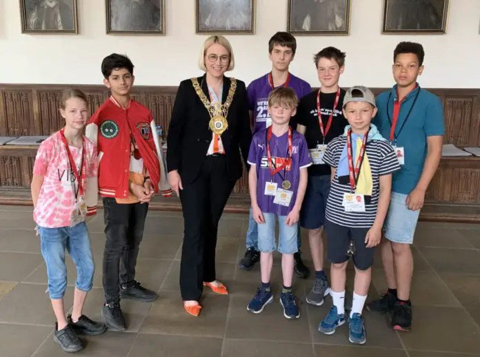 Oberbürgermeisterin Katharina Pötter empfing die Ratsmitglieder im Friedenssaal. / Foto: Guss