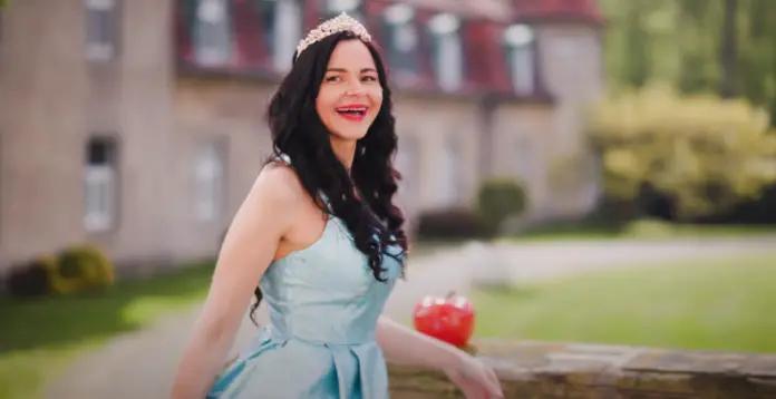 Jennifer Tevs in ihrem Musikvideo zum Song "Spiegelbild". / Quelle: Screenshot Youtube