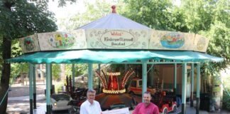 Karussell fahren für die Osnabrücker Elefanten: Dank des Fahrgeschäfts im Zoozentrum konnte Carsten Wieland (r.) Dr. E.h. Fritz Brickwedde, Präsident der Zoogesellschaft Osnabrück e.V., (l.) eine Spende von 11.000 Euro überreichen. / Foto: Zoo Osnabrück (Lara Holzkamp)