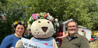 Jenni Schietinger, IKEA-Bär Björn und Schulleiter Reinhard Kortus freuen sich auf den Sommer