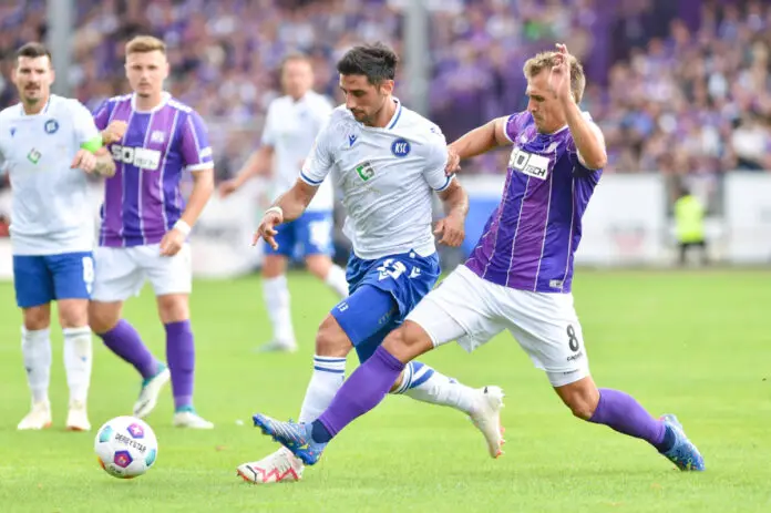 Robert Tesche im Zweikampf mit Lars Stindl. / IMAGO / Jan Huebner
