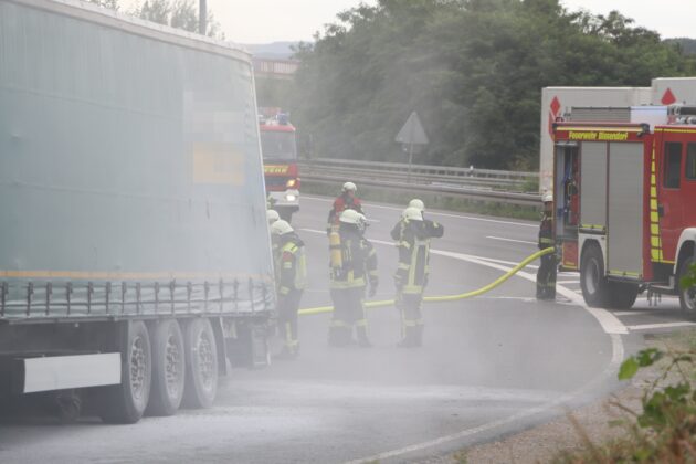 LKW-Brand auf A30 endet glimpflich, Trucker verhindern Brandausbreitung mit Feuerlöschern
