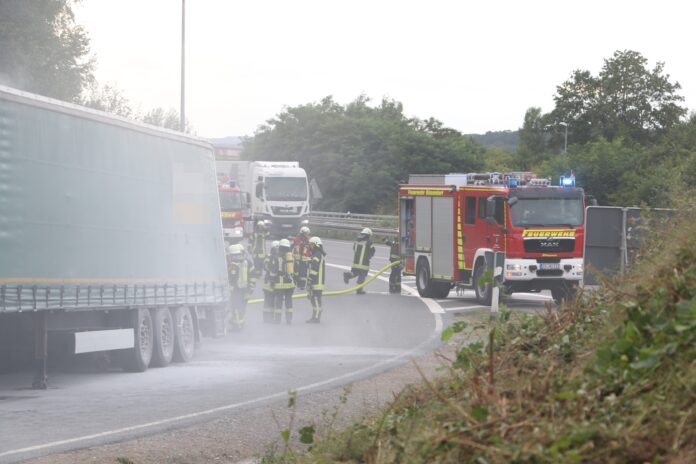 LKW-Brand auf A30 endet glimpflich, Trucker verhindern Brandausbreitung mit Feuerlöschern