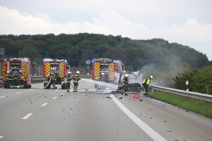 Wohnmobil auf der Autobahn A1 bei Bramsche in Flammen, Rauchsäule weit sichtbar
