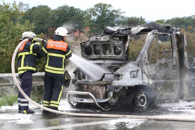 Wohnmobil auf der Autobahn A1 bei Bramsche in Flammen, Rauchsäule weit sichtbar