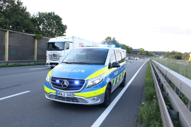Streifenwagen der Autobahnpolizei Lotto sicher Unfallstelle ab