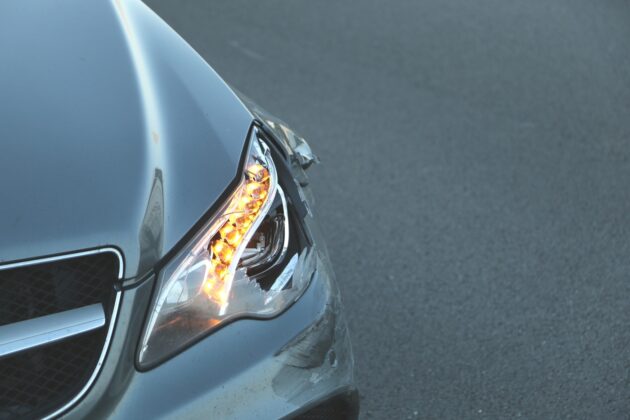 Vorderer linker Kotflügel an Mercedes beschädigt