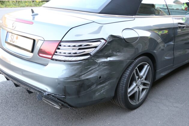 Heck von Mercedes Cabrio rechtsseitig beschädigt