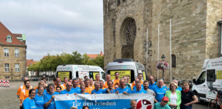 Übergabe der Friedensbotschaft vor dem Osnabrücker Dom. / Foto: Mareike Klekamp