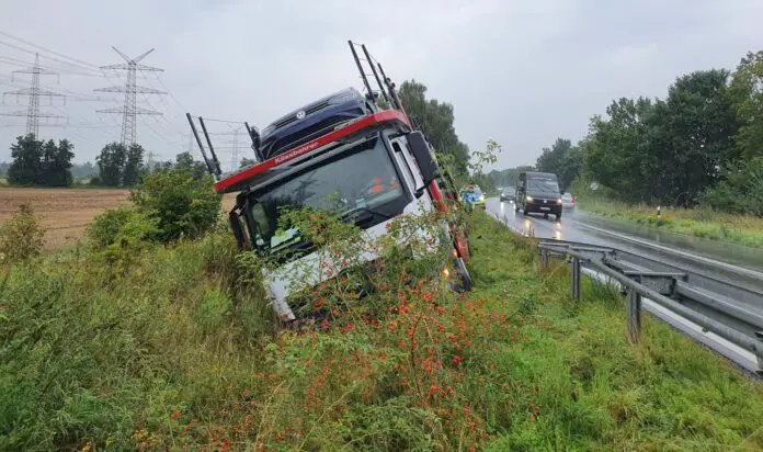 Gespann steck in Graben